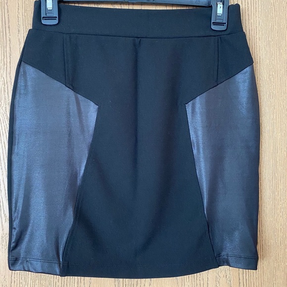 Black H&M mini skirt size 6 - Picture 7 of 7